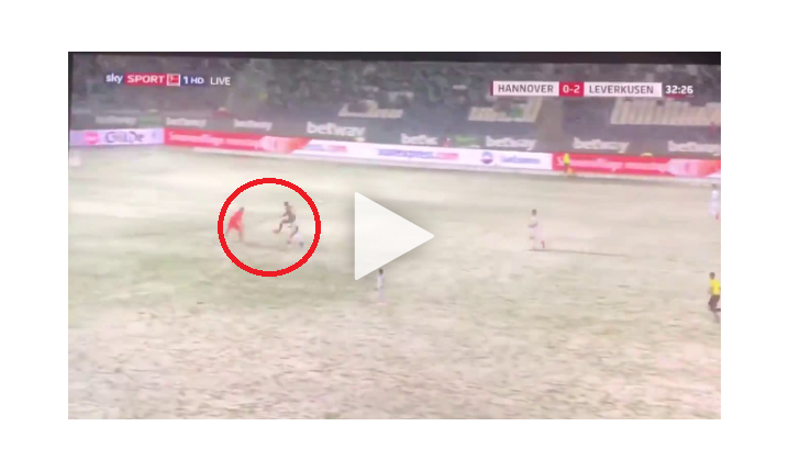 Hannover PRAWIE strzelił gola Leverkusen, ale Bayer URATOWAŁ ŚNIEG [VIDEO]
